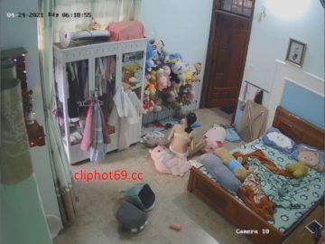 Camera em học sinh thay đồ đi học